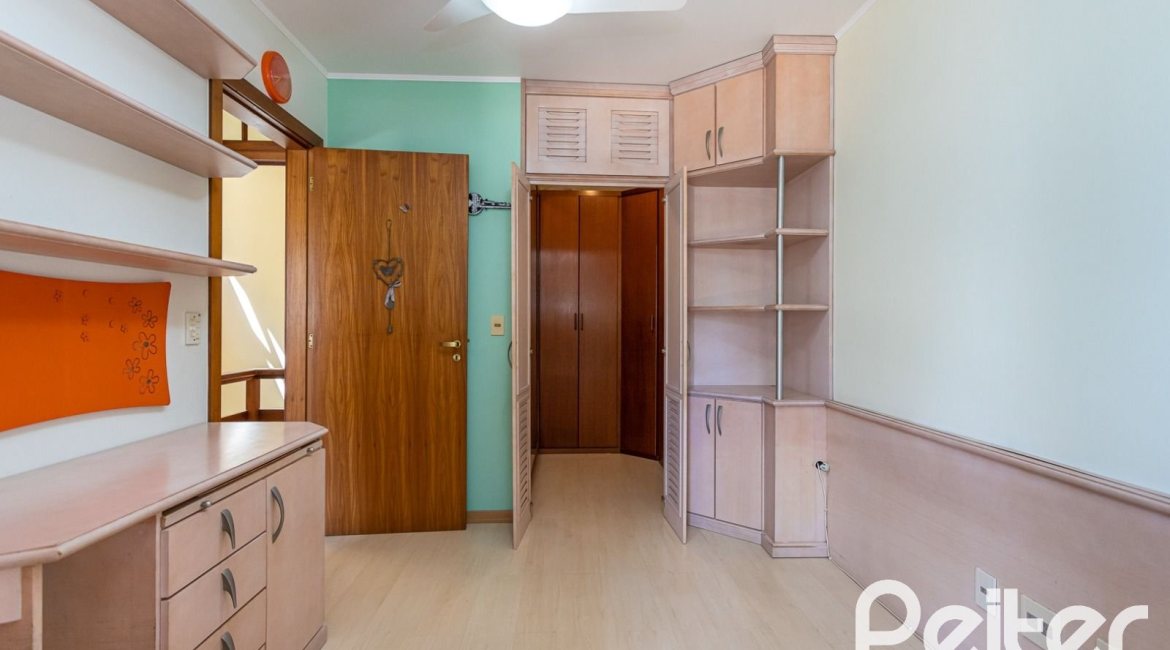 Casa em Condomínio à venda com 216m², 3 dormitórios, 1 suíte, 3 vagas, no bairro Tristeza em Porto Alegre