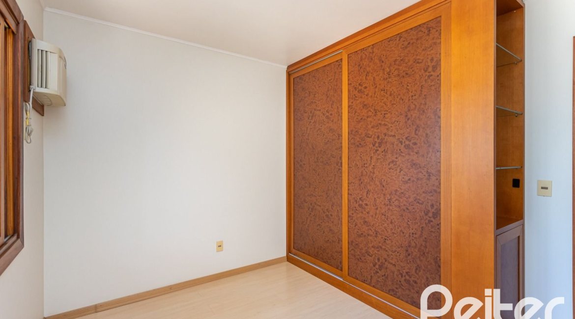 Casa em Condomínio à venda com 216m², 3 dormitórios, 1 suíte, 3 vagas, no bairro Tristeza em Porto Alegre