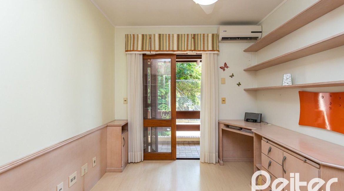 Casa em Condomínio à venda com 216m², 3 dormitórios, 1 suíte, 3 vagas, no bairro Tristeza em Porto Alegre