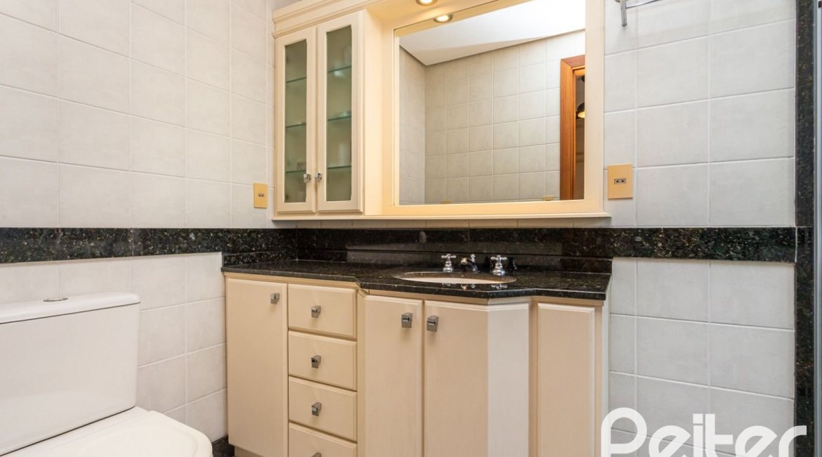 Casa em Condomínio à venda com 216m², 3 dormitórios, 1 suíte, 3 vagas, no bairro Tristeza em Porto Alegre