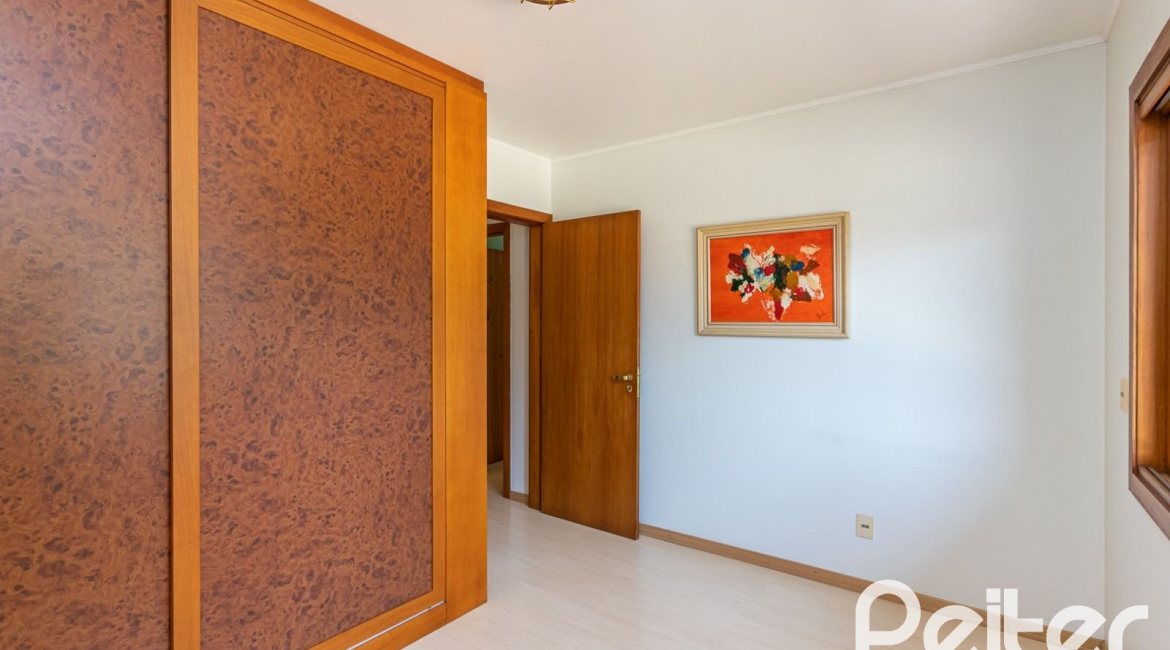 Casa em Condomínio à venda com 216m², 3 dormitórios, 1 suíte, 3 vagas, no bairro Tristeza em Porto Alegre