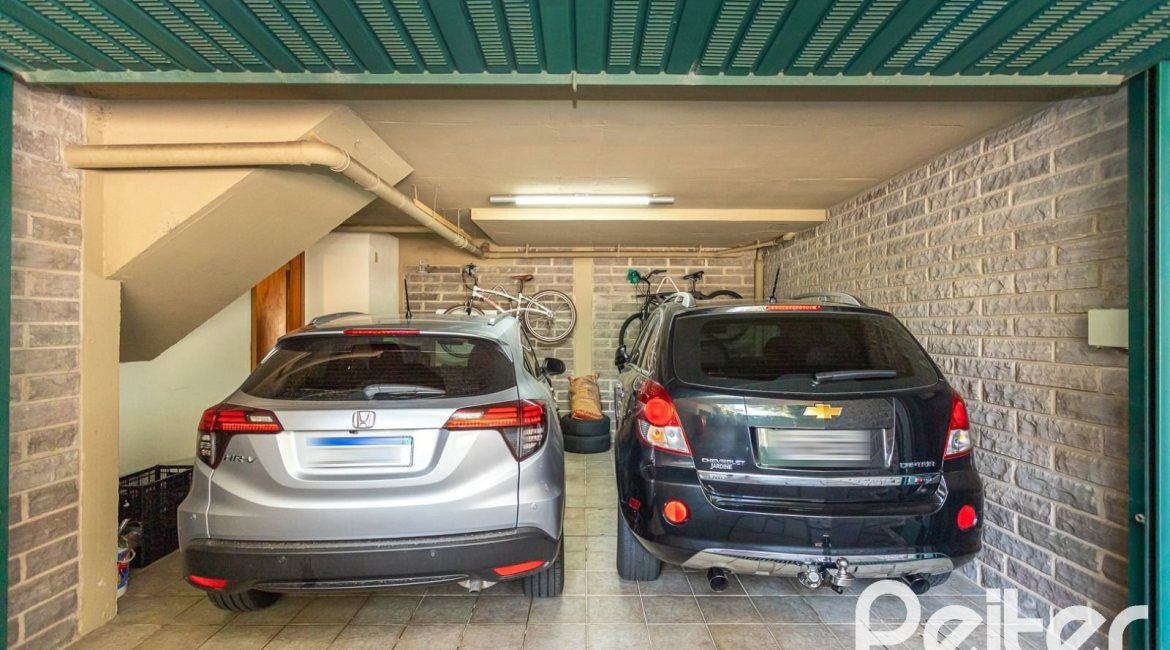 Casa em Condomínio à venda com 216m², 3 dormitórios, 1 suíte, 3 vagas, no bairro Tristeza em Porto Alegre