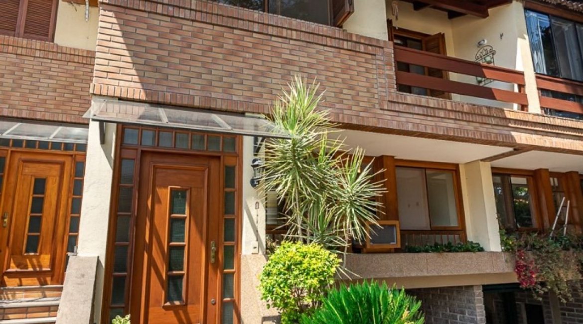 Casa em Condomínio à venda com 216m², 3 dormitórios, 1 suíte, 3 vagas, no bairro Tristeza em Porto Alegre