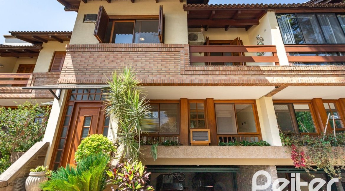 Casa em Condomínio à venda com 216m², 3 dormitórios, 1 suíte, 3 vagas, no bairro Tristeza em Porto Alegre