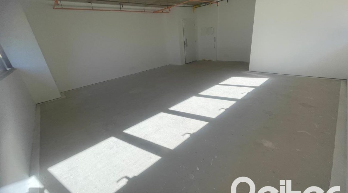 Comercial à venda com 47m², 1 vaga, no bairro Tristeza em Porto Alegre