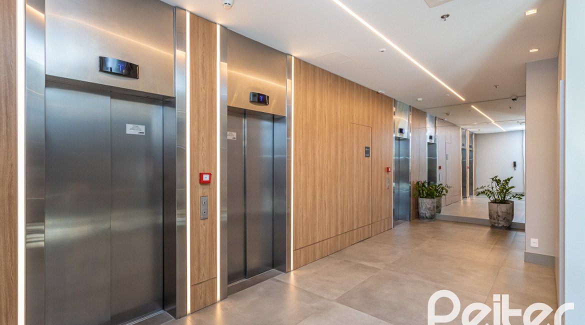 Comercial à venda com 47m², 1 vaga, no bairro Tristeza em Porto Alegre
