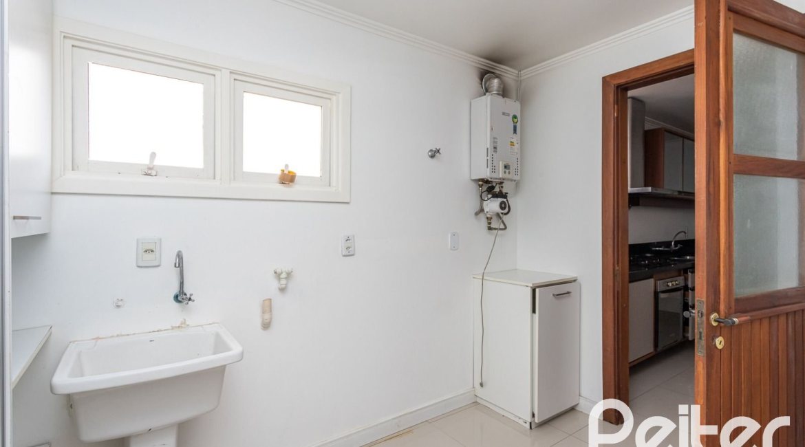 Cobertura à venda com 238m², 3 dormitórios, 1 suíte, 2 vagas, no bairro Cristal em PORTO ALEGRE