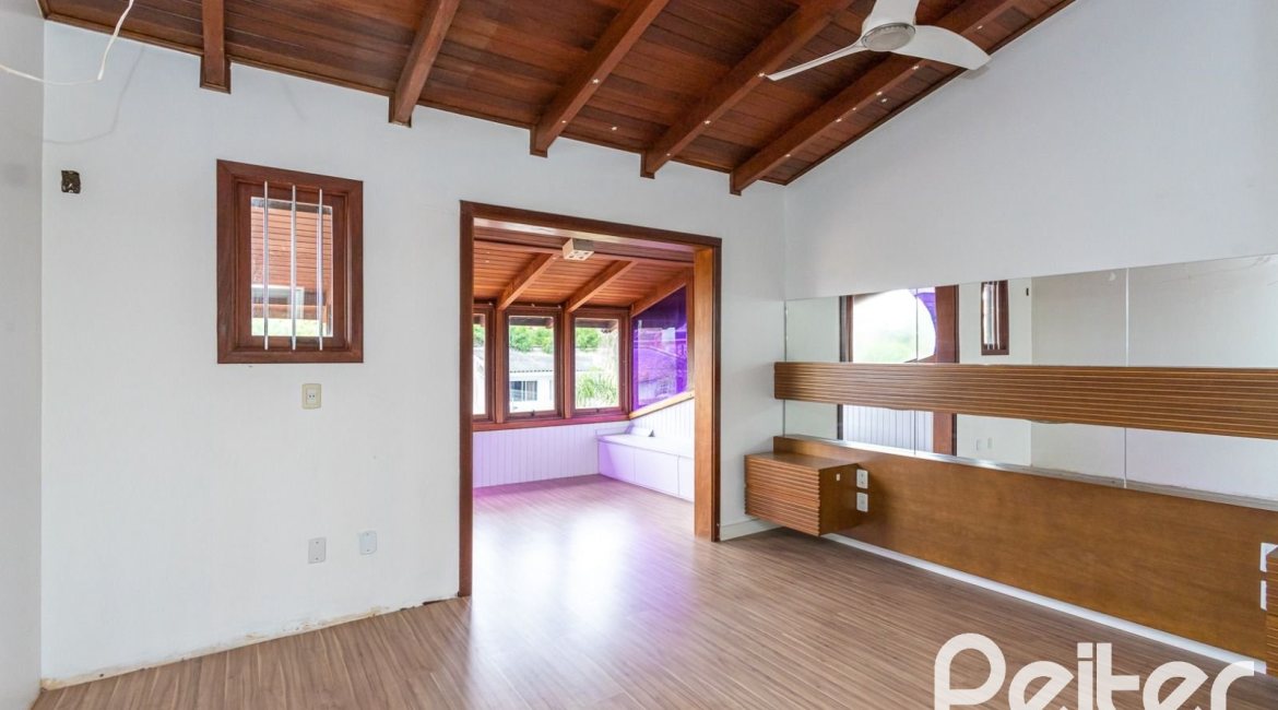 Cobertura à venda com 238m², 3 dormitórios, 1 suíte, 2 vagas, no bairro Cristal em PORTO ALEGRE