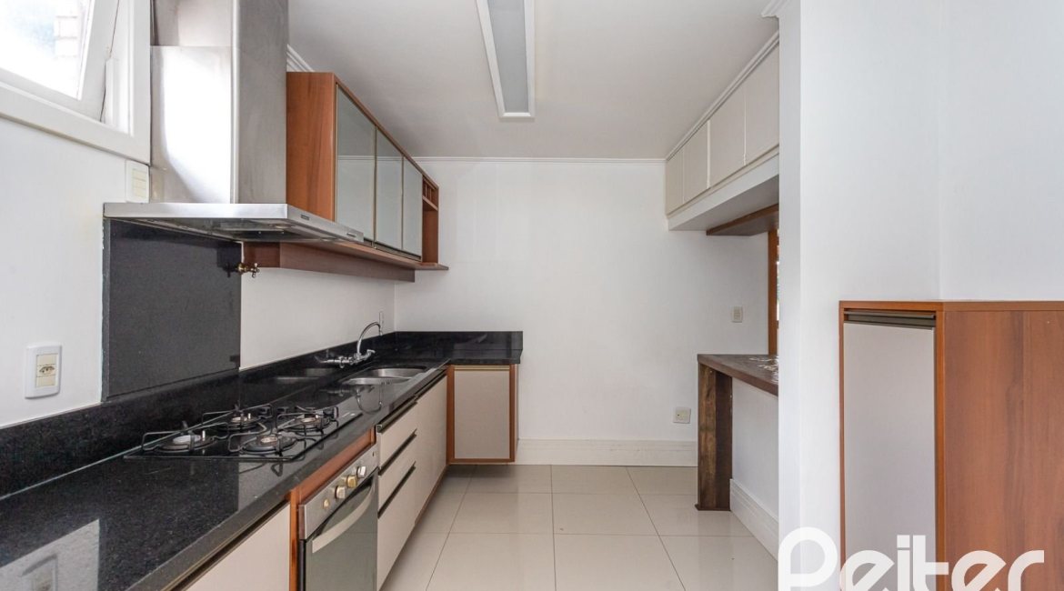 Cobertura à venda com 238m², 3 dormitórios, 1 suíte, 2 vagas, no bairro Cristal em PORTO ALEGRE