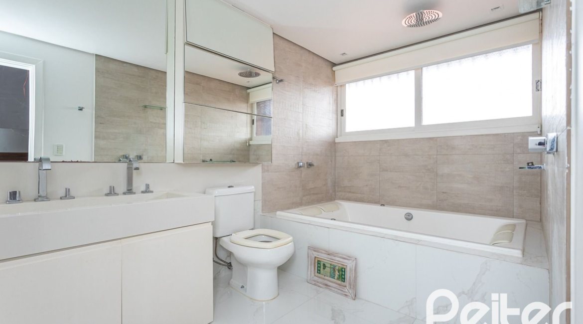 Cobertura à venda com 238m², 3 dormitórios, 1 suíte, 2 vagas, no bairro Cristal em PORTO ALEGRE