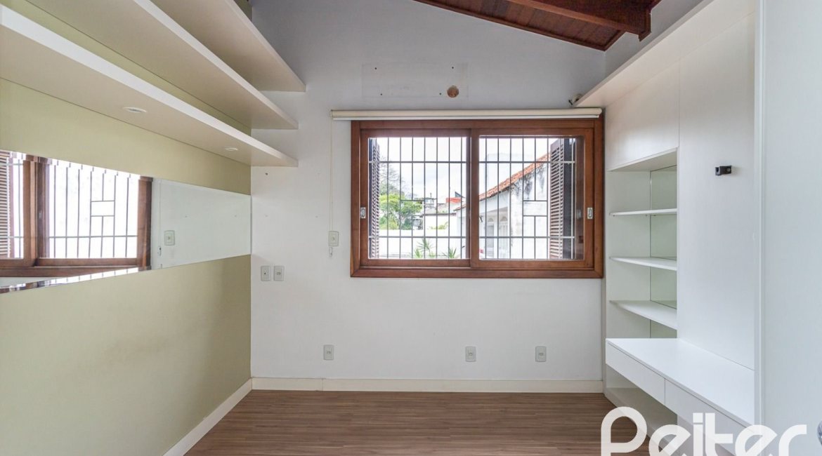 Cobertura à venda com 238m², 3 dormitórios, 1 suíte, 2 vagas, no bairro Cristal em PORTO ALEGRE