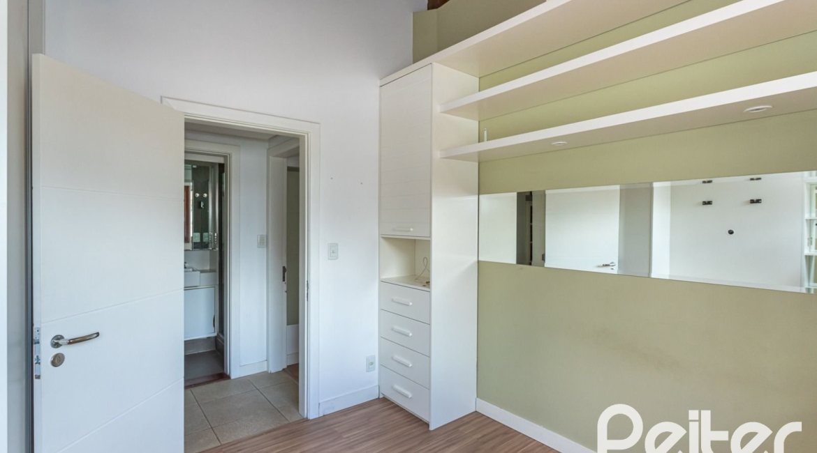 Cobertura à venda com 238m², 3 dormitórios, 1 suíte, 2 vagas, no bairro Cristal em PORTO ALEGRE