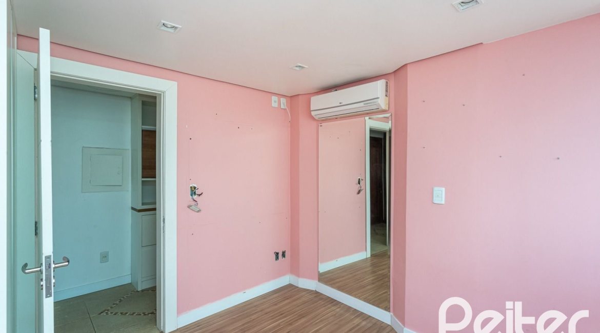 Cobertura à venda com 238m², 3 dormitórios, 1 suíte, 2 vagas, no bairro Cristal em PORTO ALEGRE