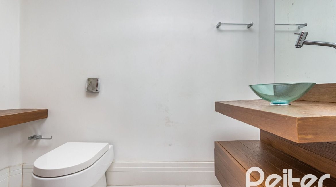 Cobertura à venda com 238m², 3 dormitórios, 1 suíte, 2 vagas, no bairro Cristal em PORTO ALEGRE