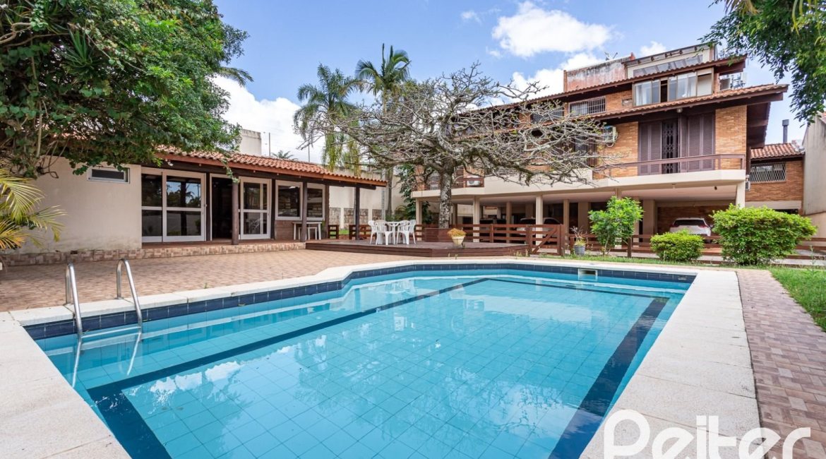 Cobertura à venda com 238m², 3 dormitórios, 1 suíte, 2 vagas, no bairro Cristal em PORTO ALEGRE