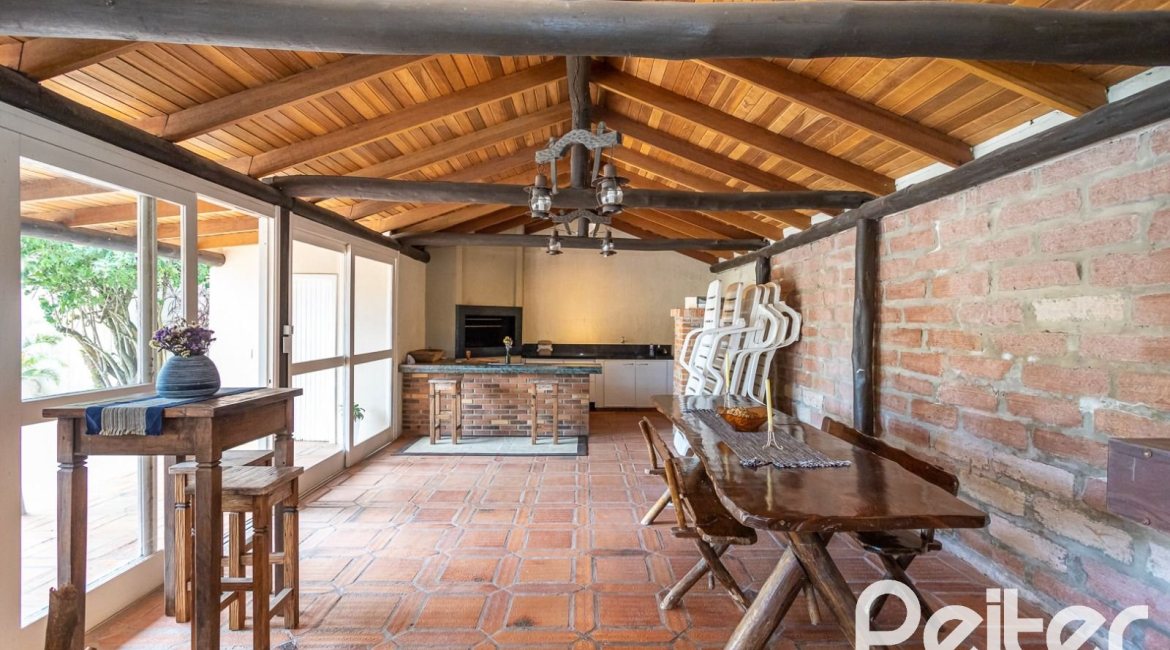 Cobertura à venda com 238m², 3 dormitórios, 1 suíte, 2 vagas, no bairro Cristal em PORTO ALEGRE