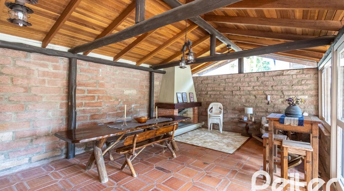 Cobertura à venda com 238m², 3 dormitórios, 1 suíte, 2 vagas, no bairro Cristal em PORTO ALEGRE