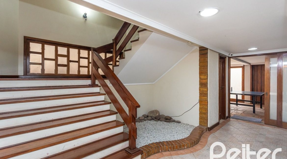 Cobertura à venda com 238m², 3 dormitórios, 1 suíte, 2 vagas, no bairro Cristal em PORTO ALEGRE