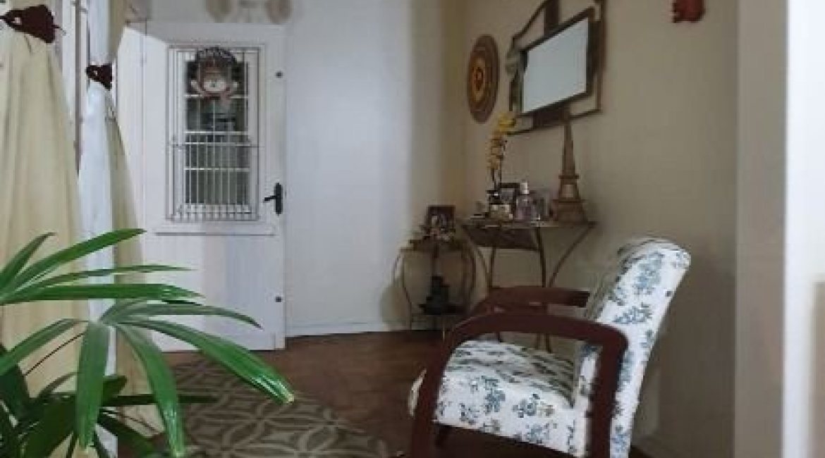 Casa à venda com 210m², 3 dormitórios, 1 suíte, 2 vagas, no bairro Guarujá em Porto Alegre