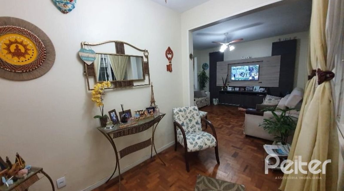 Casa à venda com 210m², 3 dormitórios, 1 suíte, 2 vagas, no bairro Guarujá em Porto Alegre