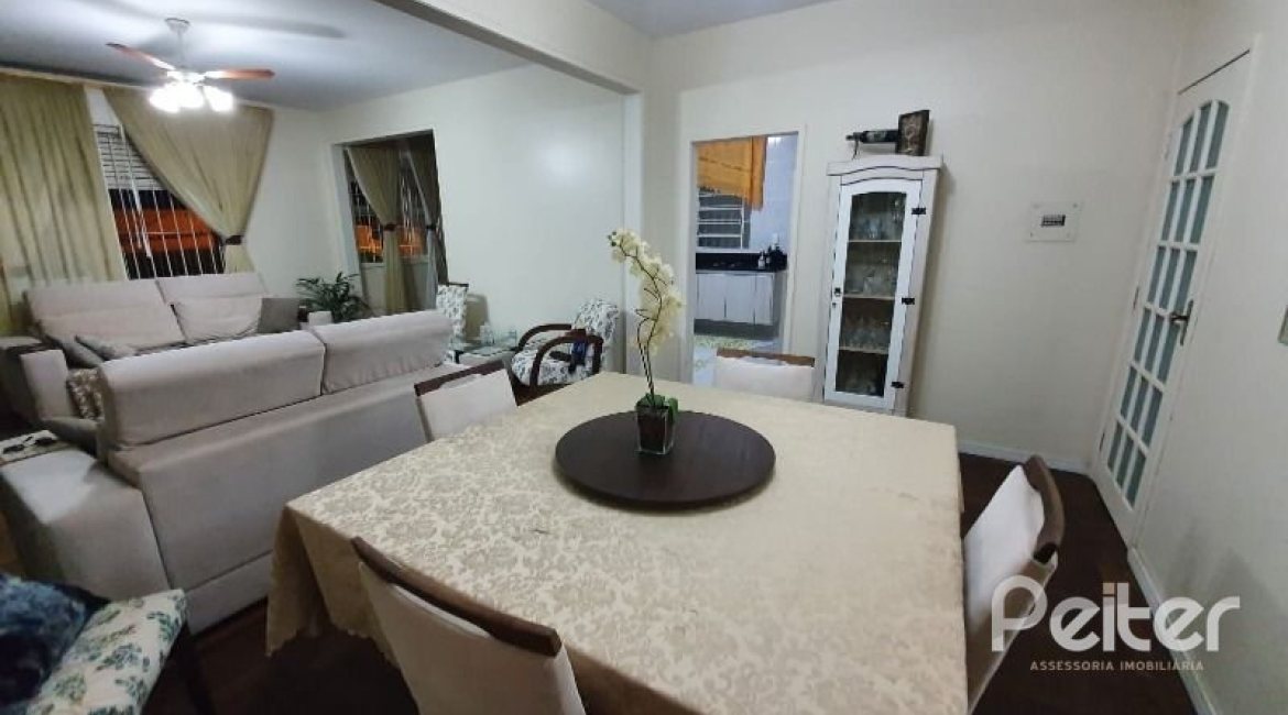 Casa à venda com 210m², 3 dormitórios, 1 suíte, 2 vagas, no bairro Guarujá em Porto Alegre