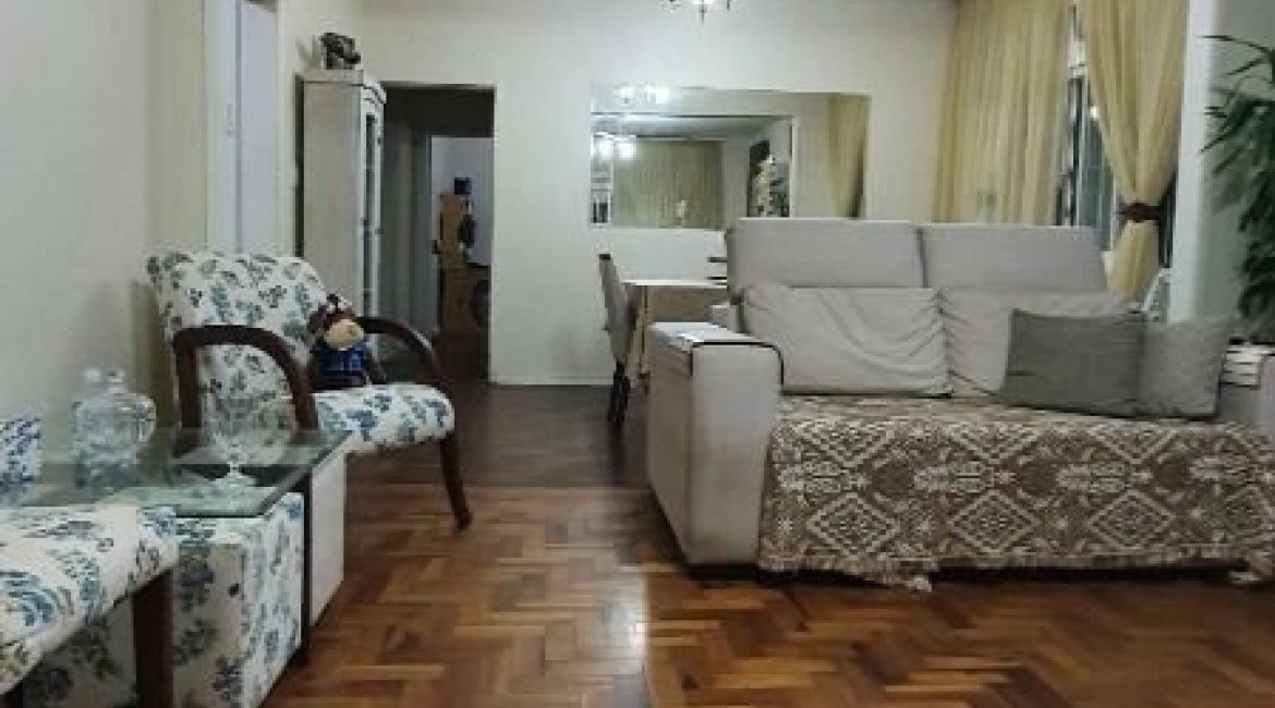 Casa à venda com 210m², 3 dormitórios, 1 suíte, 2 vagas, no bairro Guarujá em Porto Alegre