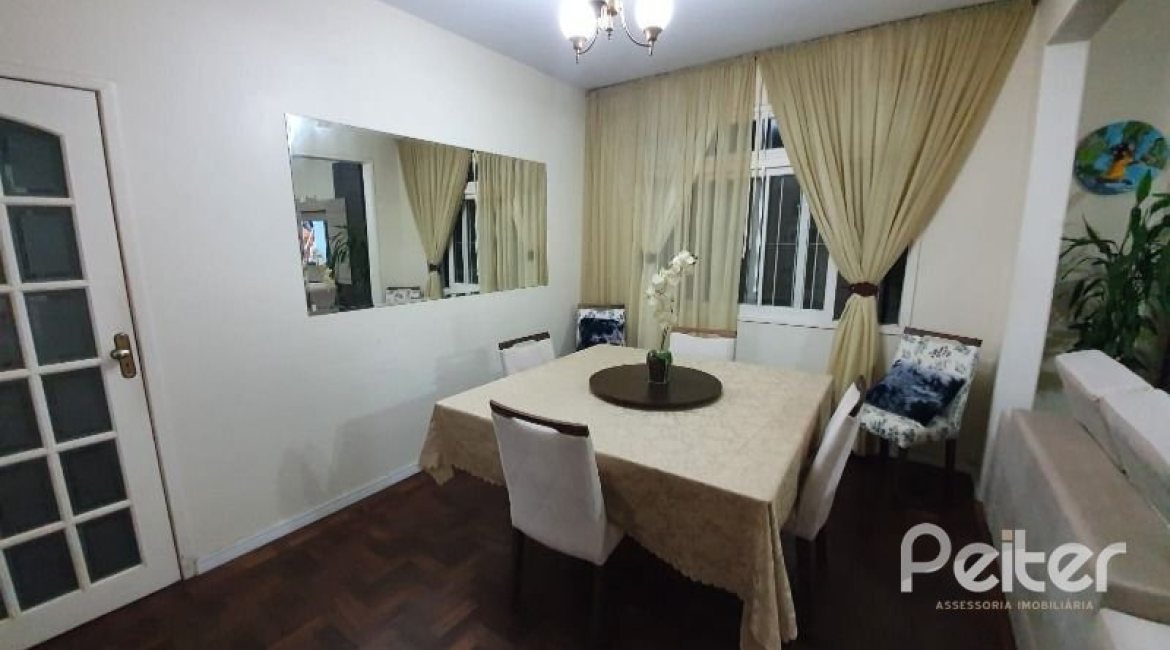 Casa à venda com 210m², 3 dormitórios, 1 suíte, 2 vagas, no bairro Guarujá em Porto Alegre