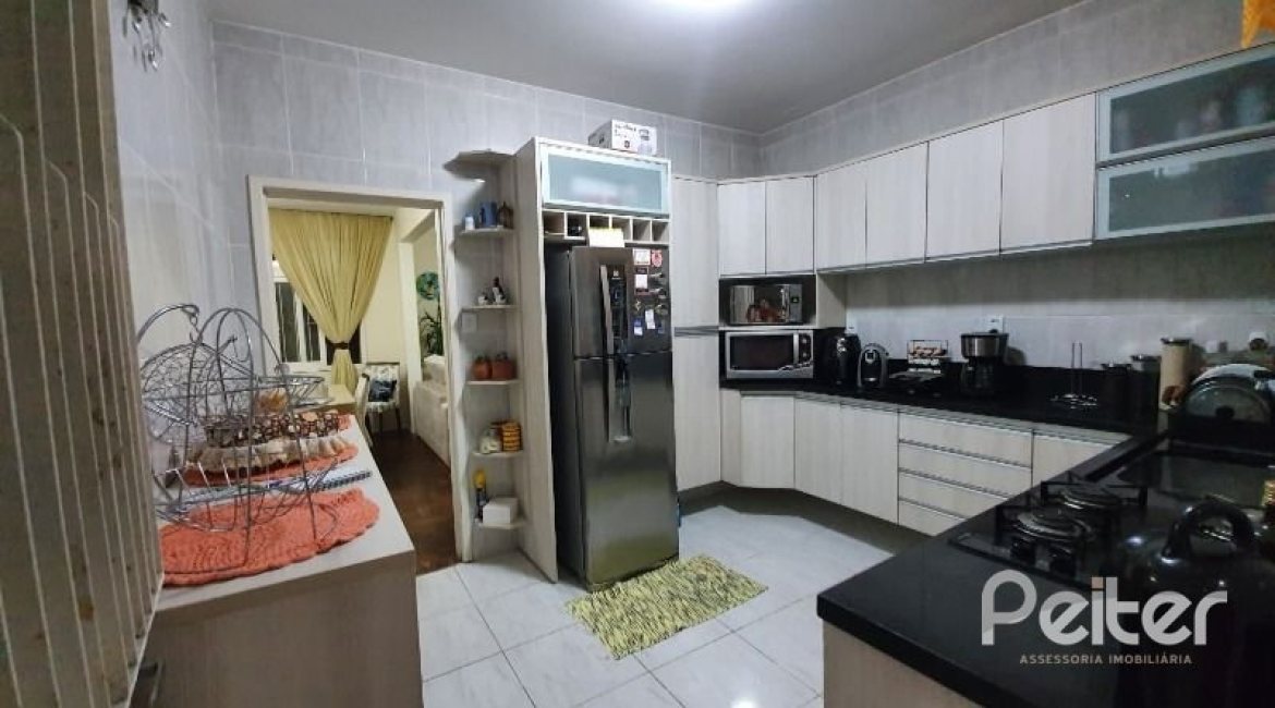 Casa à venda com 210m², 3 dormitórios, 1 suíte, 2 vagas, no bairro Guarujá em Porto Alegre