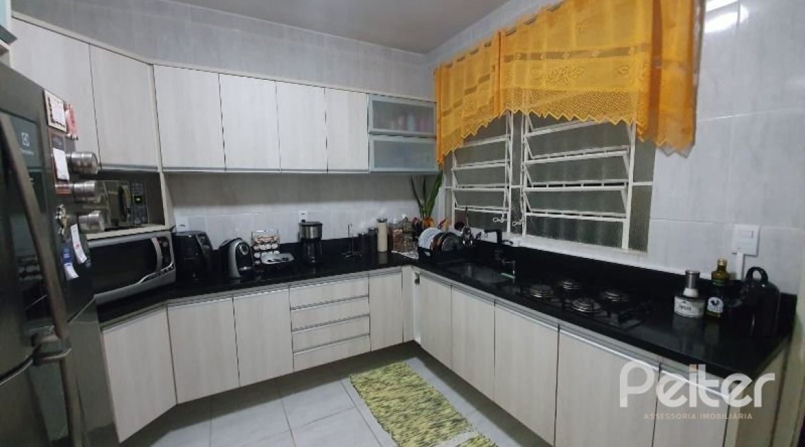 Casa à venda com 210m², 3 dormitórios, 1 suíte, 2 vagas, no bairro Guarujá em Porto Alegre