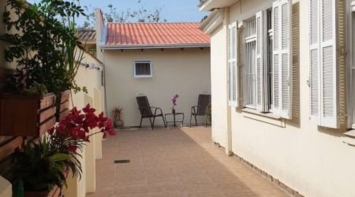 Casa à venda com 210m², 3 dormitórios, 1 suíte, 2 vagas, no bairro Guarujá em Porto Alegre