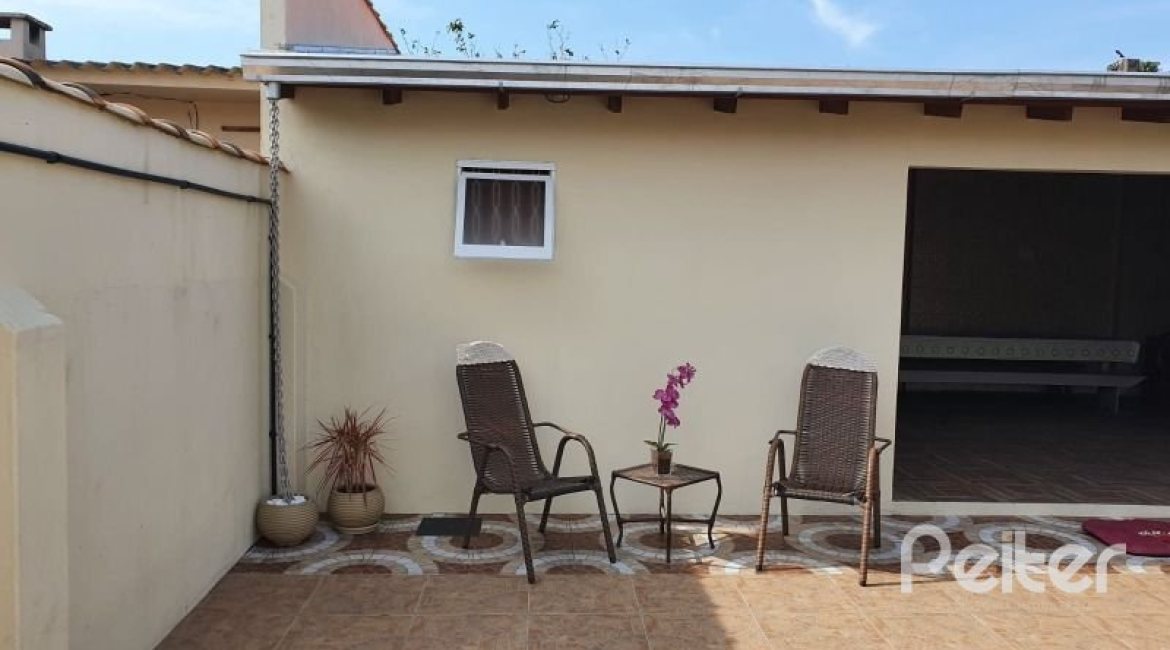 Casa à venda com 210m², 3 dormitórios, 1 suíte, 2 vagas, no bairro Guarujá em Porto Alegre