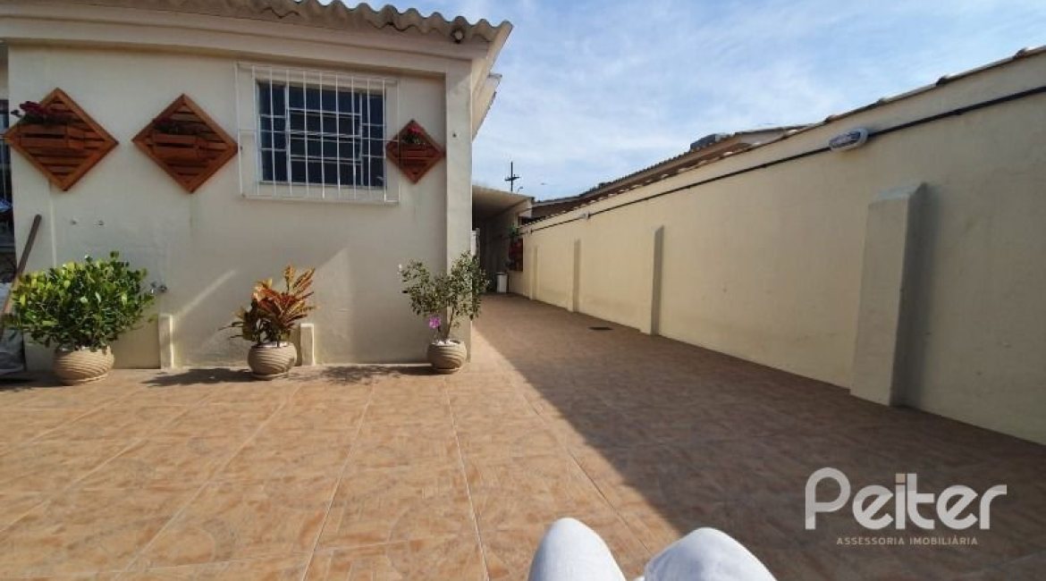 Casa à venda com 210m², 3 dormitórios, 1 suíte, 2 vagas, no bairro Guarujá em Porto Alegre