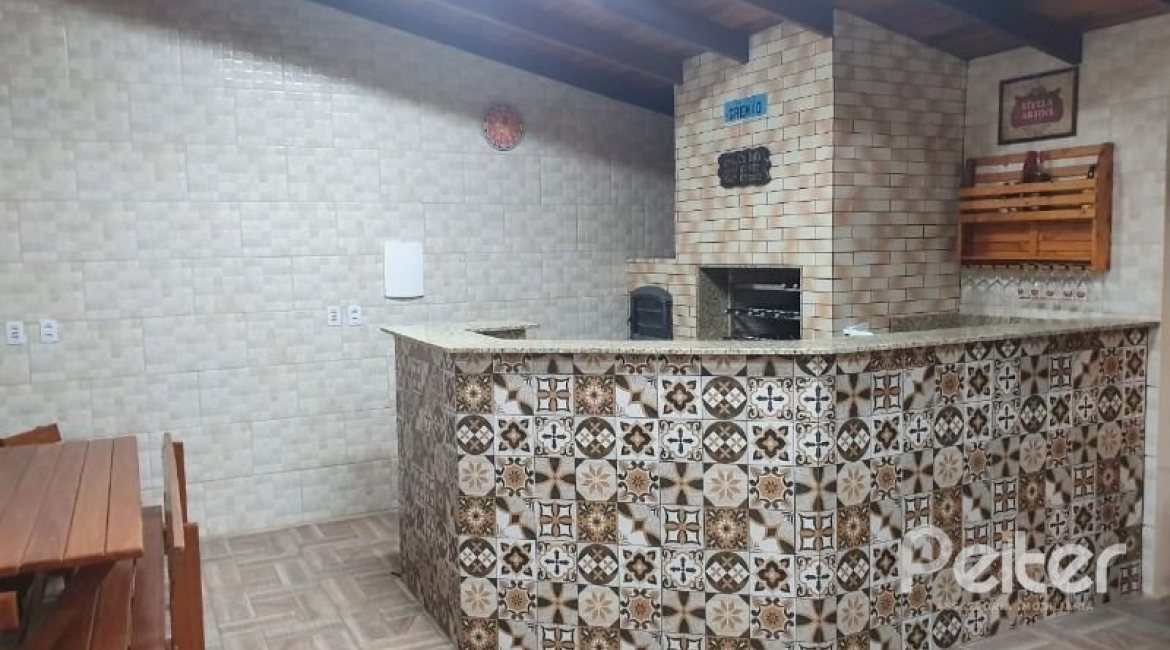 Casa à venda com 210m², 3 dormitórios, 1 suíte, 2 vagas, no bairro Guarujá em Porto Alegre