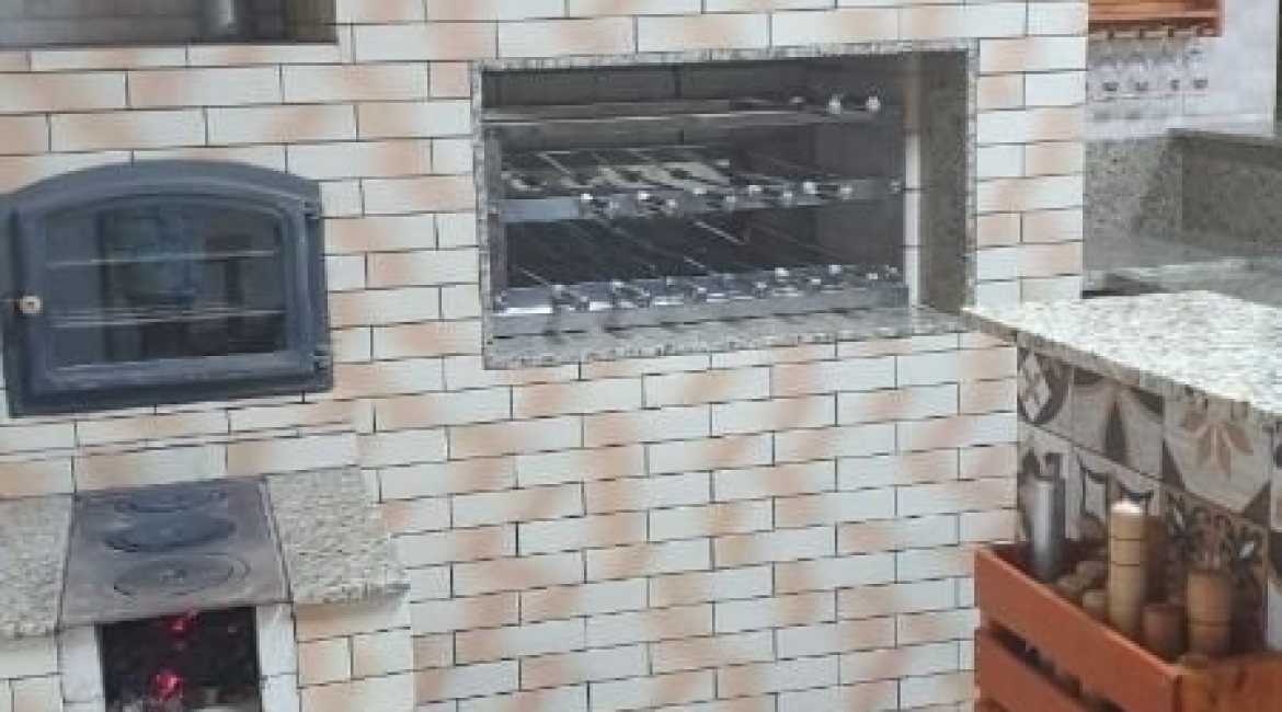 Casa à venda com 210m², 3 dormitórios, 1 suíte, 2 vagas, no bairro Guarujá em Porto Alegre