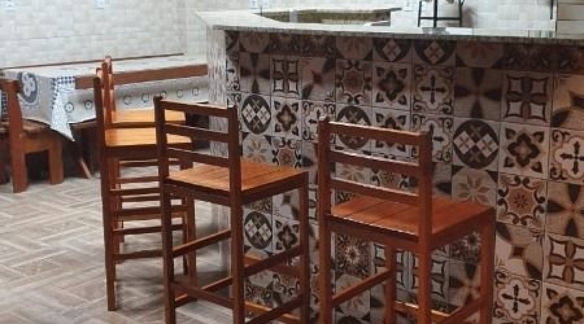 Casa à venda com 210m², 3 dormitórios, 1 suíte, 2 vagas, no bairro Guarujá em Porto Alegre