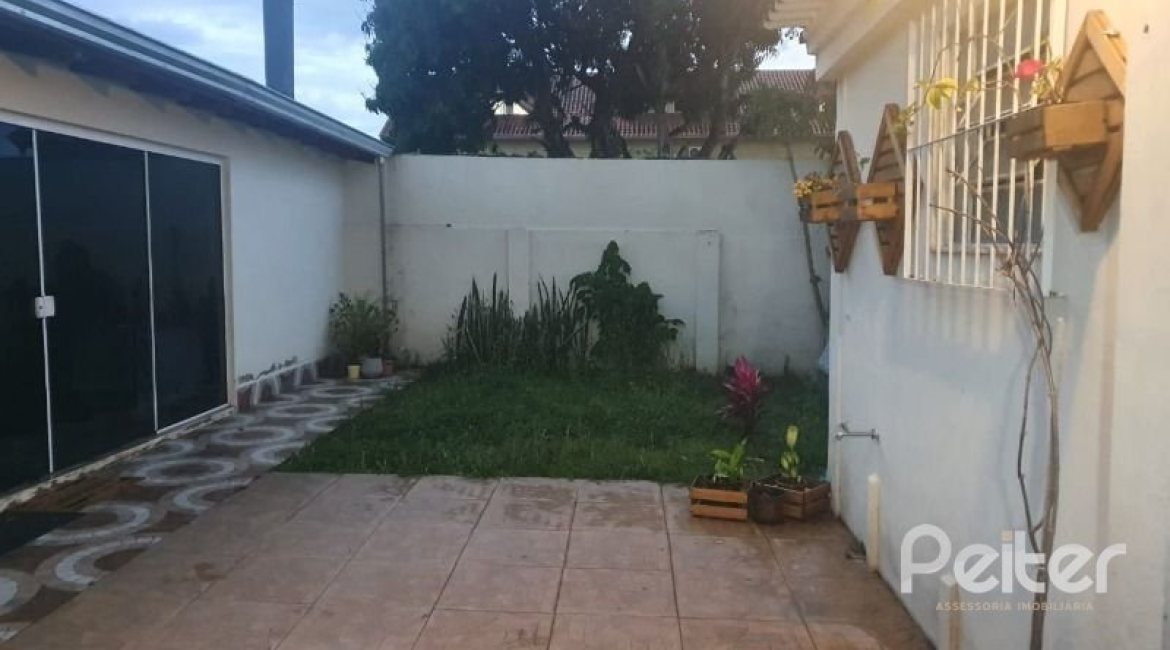 Casa à venda com 210m², 3 dormitórios, 1 suíte, 2 vagas, no bairro Guarujá em Porto Alegre