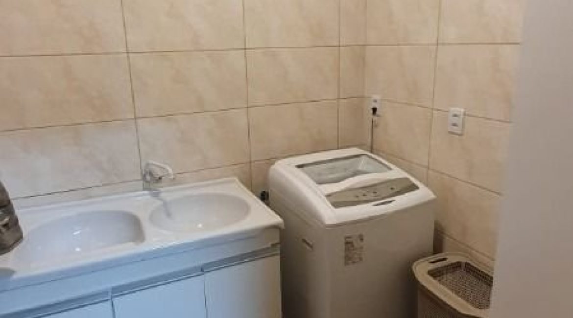 Casa à venda com 210m², 3 dormitórios, 1 suíte, 2 vagas, no bairro Guarujá em Porto Alegre