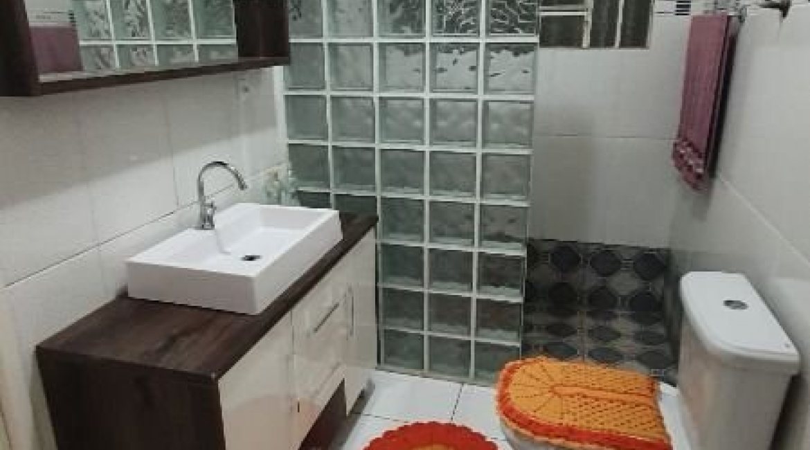 Casa à venda com 210m², 3 dormitórios, 1 suíte, 2 vagas, no bairro Guarujá em Porto Alegre