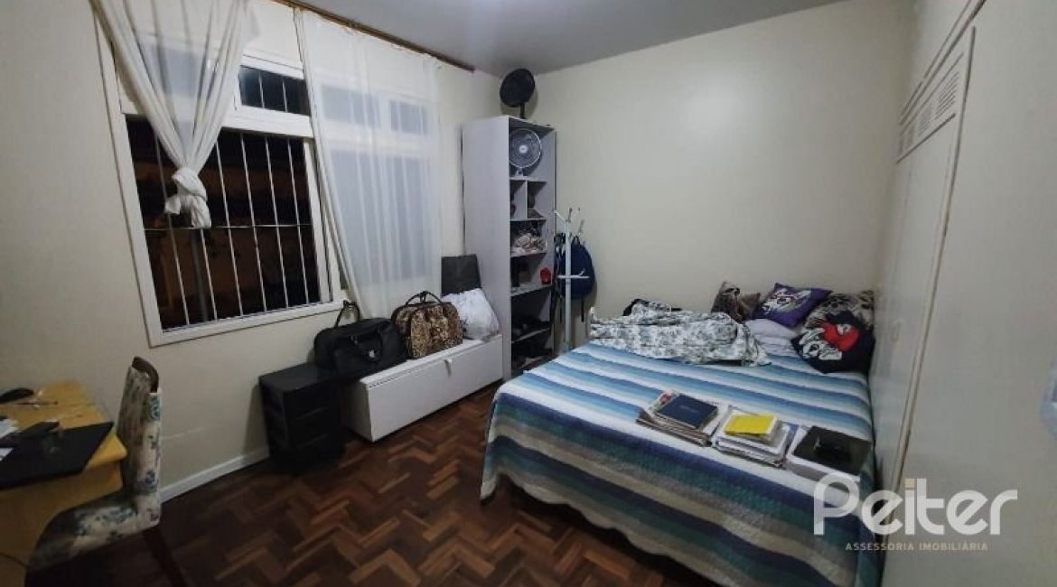 Casa à venda com 210m², 3 dormitórios, 1 suíte, 2 vagas, no bairro Guarujá em Porto Alegre