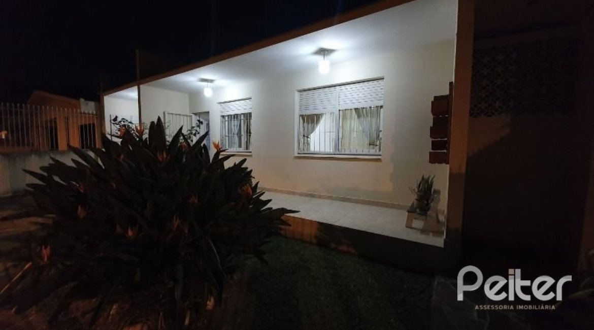 Casa à venda com 210m², 3 dormitórios, 1 suíte, 2 vagas, no bairro Guarujá em Porto Alegre