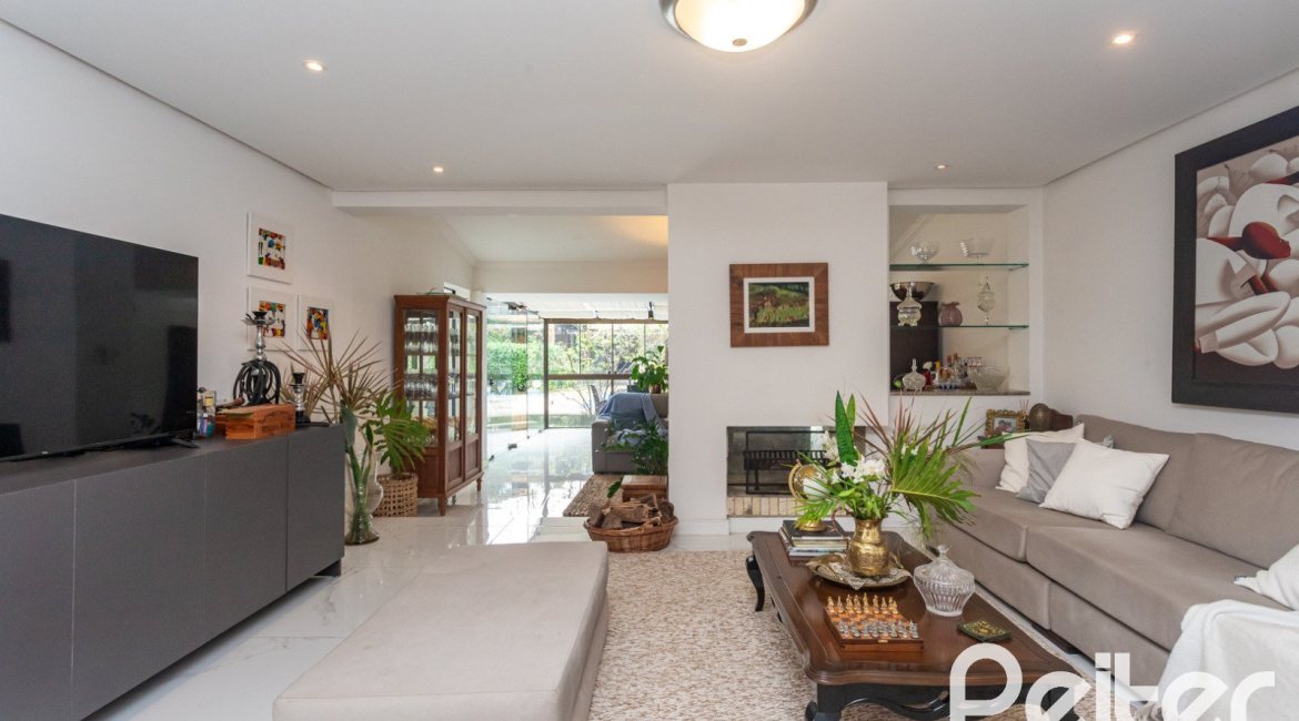 Casa à venda com 410m², 3 dormitórios, 3 suítes, 3 vagas, no bairro Ipanema em Porto Alegre