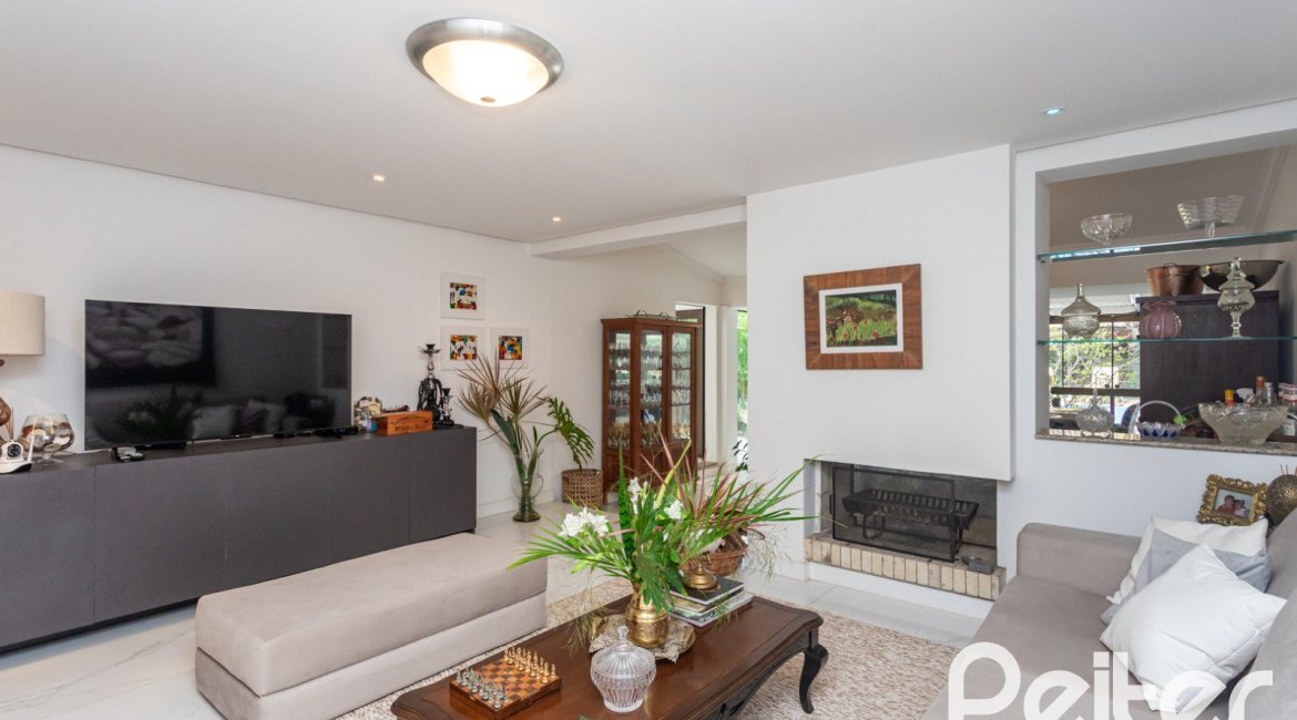 Casa à venda com 410m², 3 dormitórios, 3 suítes, 3 vagas, no bairro Ipanema em Porto Alegre