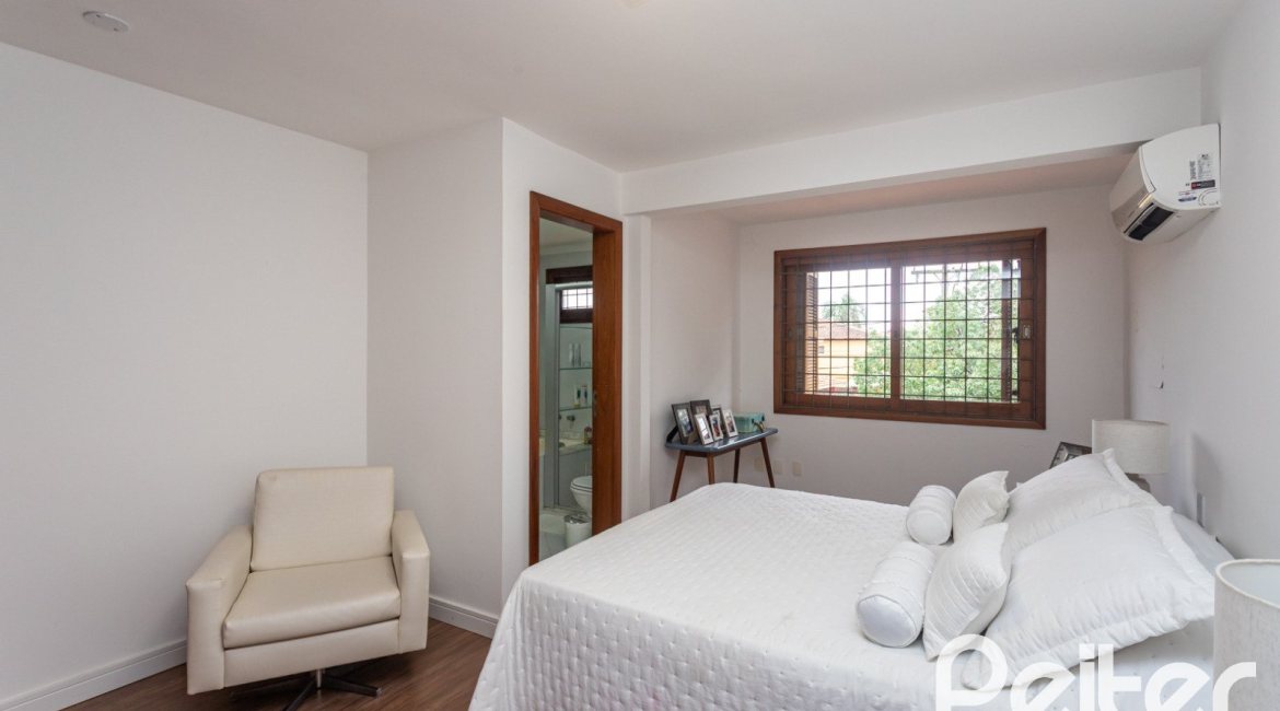 Casa à venda com 410m², 3 dormitórios, 3 suítes, 3 vagas, no bairro Ipanema em Porto Alegre
