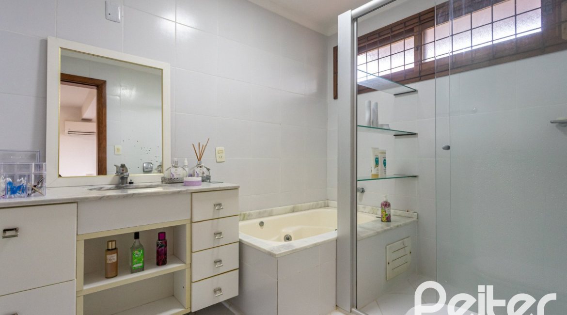 Casa à venda com 410m², 3 dormitórios, 3 suítes, 3 vagas, no bairro Ipanema em Porto Alegre
