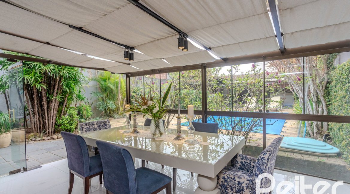 Casa à venda com 410m², 3 dormitórios, 3 suítes, 3 vagas, no bairro Ipanema em Porto Alegre