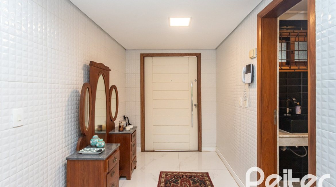 Casa à venda com 410m², 3 dormitórios, 3 suítes, 3 vagas, no bairro Ipanema em Porto Alegre