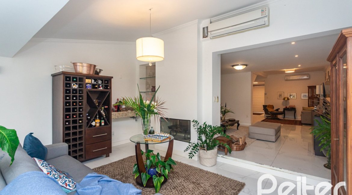 Casa à venda com 410m², 3 dormitórios, 3 suítes, 3 vagas, no bairro Ipanema em Porto Alegre