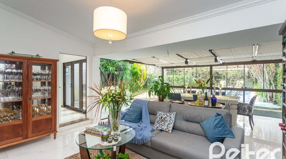 Casa à venda com 410m², 3 dormitórios, 3 suítes, 3 vagas, no bairro Ipanema em Porto Alegre