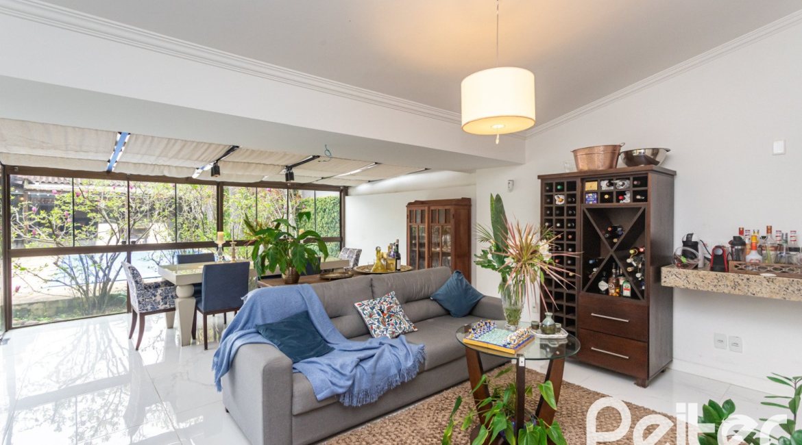 Casa à venda com 410m², 3 dormitórios, 3 suítes, 3 vagas, no bairro Ipanema em Porto Alegre