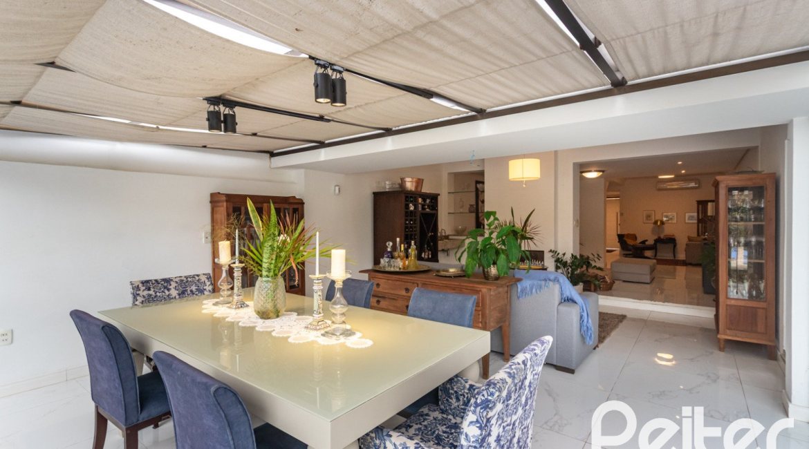Casa à venda com 410m², 3 dormitórios, 3 suítes, 3 vagas, no bairro Ipanema em Porto Alegre